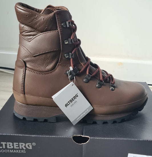 Size 11m New Altberg boots